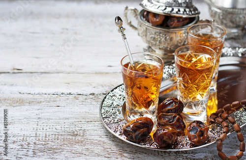 Fotografie Traditional arabic tea and dry dates