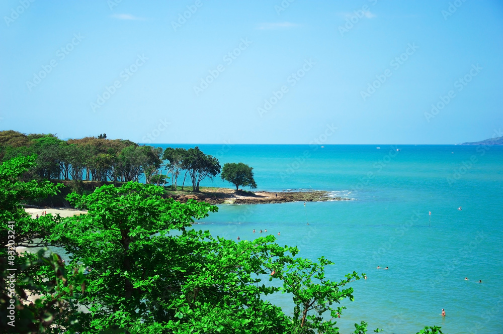 Пейзаж с лазурным морем, голубым небом и зелёными деревьями