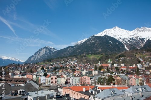 Stadt im Frühling in den Alpen