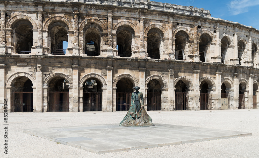 Statue de torero devant les arènes de Nîmes