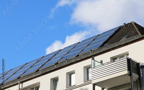 Solarkollektoren auf Mehrfamilienhaus