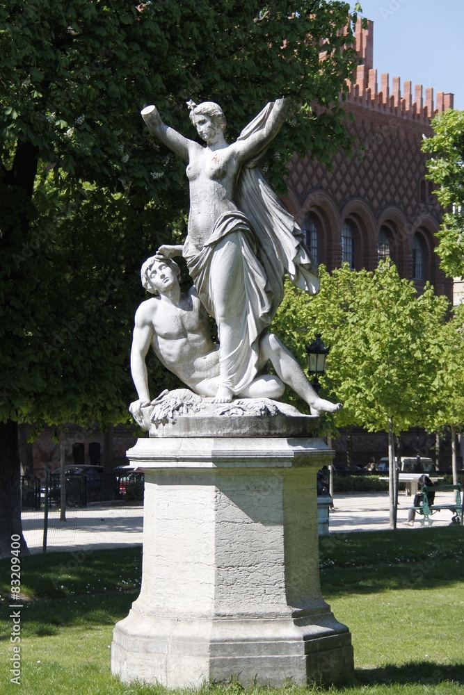 Paris - Statue