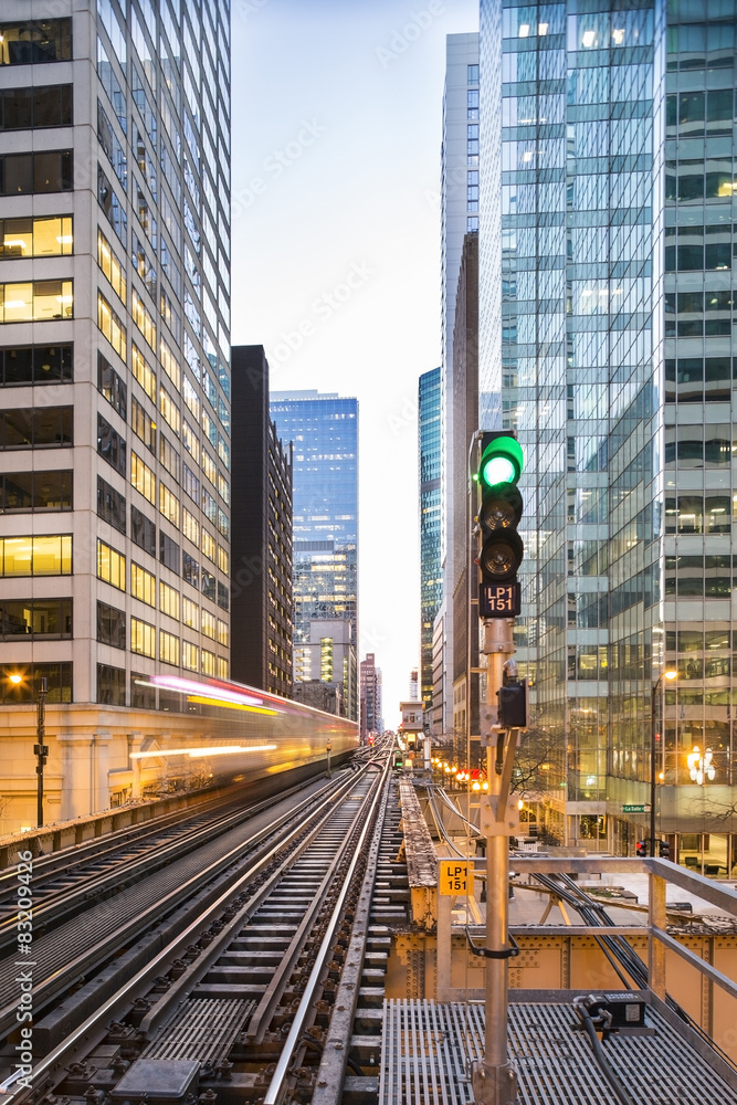 Obraz premium Famous Chicago train arrives.