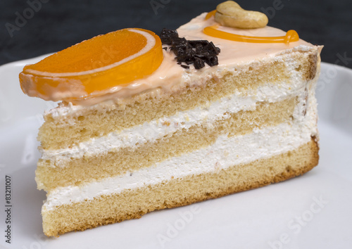 Бисквитное пирожное с долькой апельсина