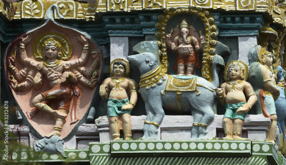 Obraz premium Shiva as elephant slayer on Gopuram.