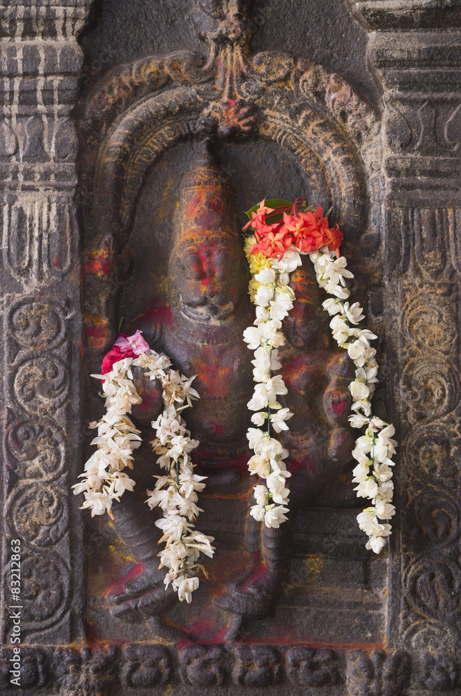 Obraz premium Narasimha avatar of Vishnu carved in pillar.