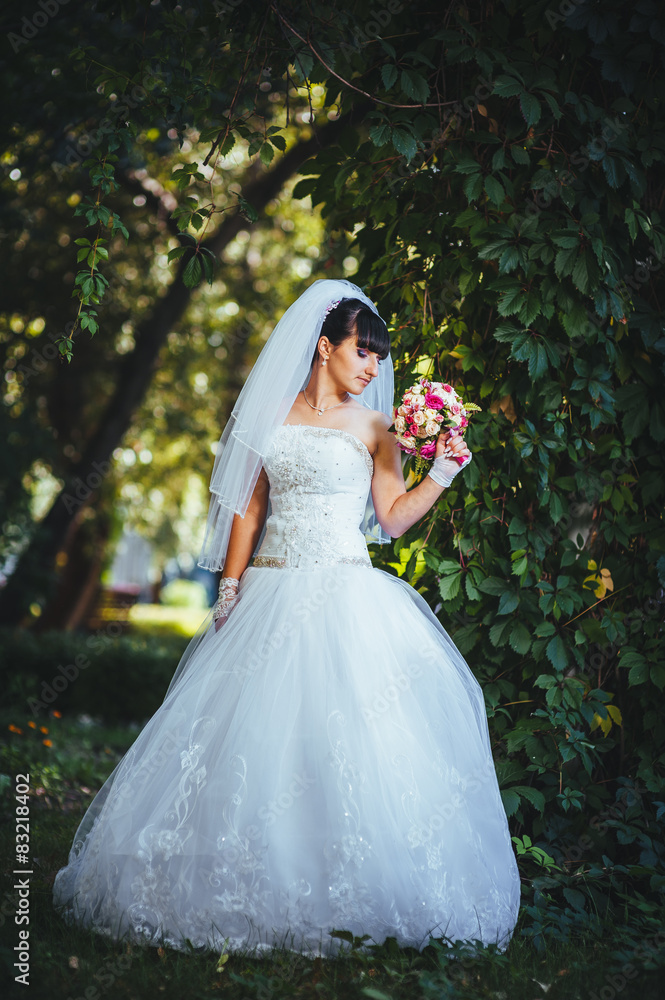 Beautiful bride posing in her wedding day