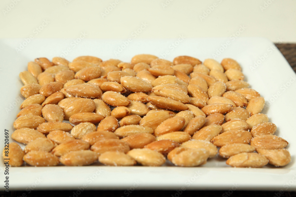 Almendras servidas en un plato blanco Almendras servidas en un plato blanco