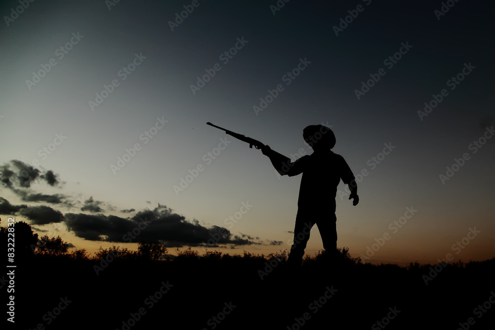 Silueta de cazador vaquero al atardecer Silueta de cazador vaquero al atardecer
