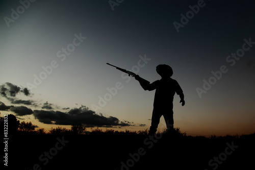 Silueta de cazador vaquero al atardecer © raulbaena
