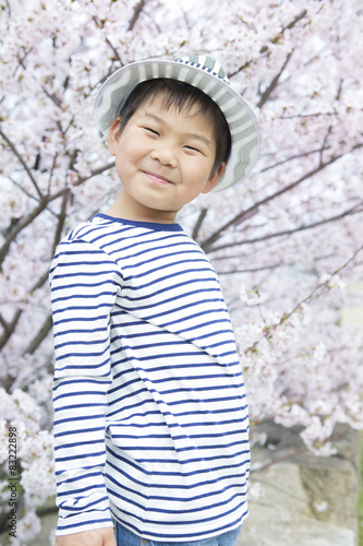 満開の桜と元気な子供 © tsuppyinny