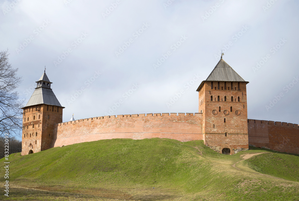 Вид на  башни кремля Веикого Новгорода пасмурным весенним днем