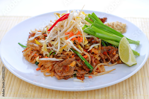 pad thai with beef