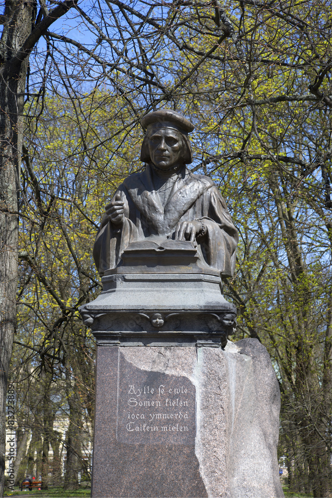 Fototapeta premium Памятник Микаэлю Агриколе солнечным майским днем. Выборг