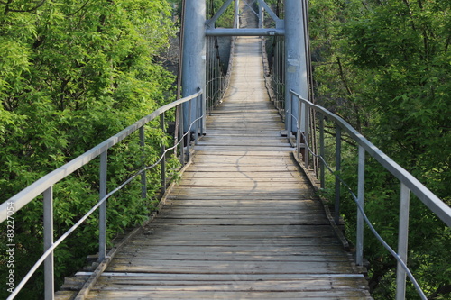 Fototapeta Naklejka Na Ścianę i Meble -  Подвесной деревянный мост через реку