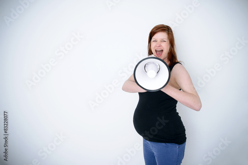 Schwangere Frau mit Megafon