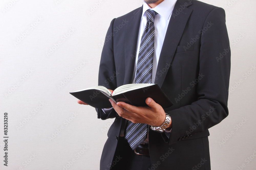 手帳と男性ビジネスマン