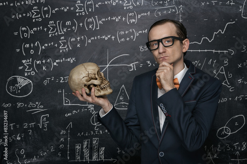 Obraz na płótnie Funny smart nerd against chalkboard with many math formulas