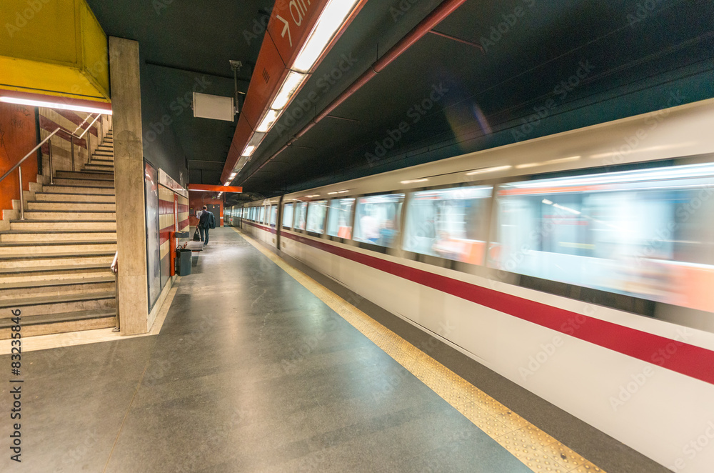 Fototapeta premium ROME - JUNE 14, 2014: Commuters walk in metro station. Rome Metr