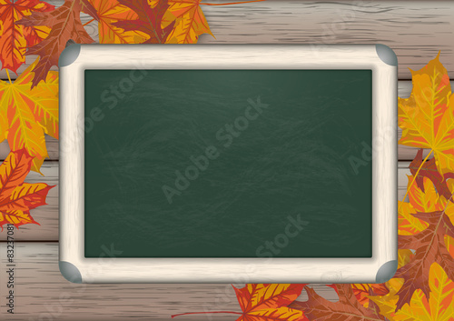 Holztisch Herbstlaub Kreidetafel