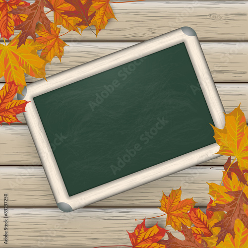 Holzwand Kreidetafel Herbstlaub