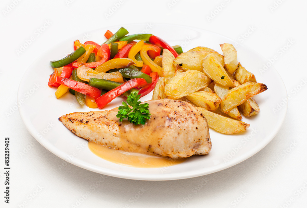 Hähnchenbrust mit Röstkartoffeln und Paprikagemüse Hähnchenbrust mit Röstkartoffeln und Paprikagemüse