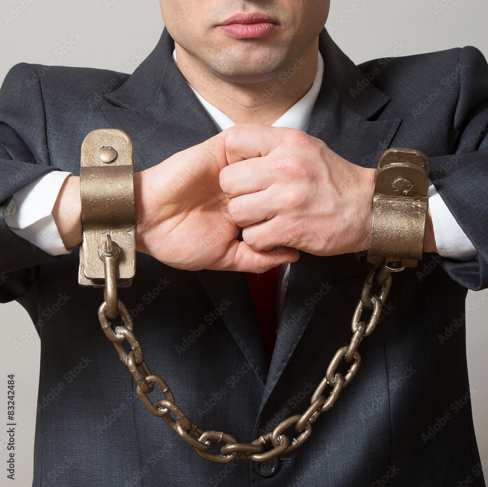 Φωτογραφία Linked male hands with the shackles