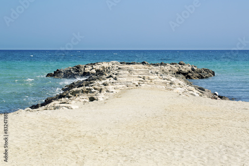 Lingua di roccia sulla spiaggia
