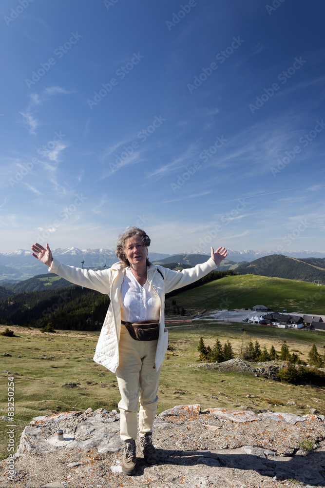 Rüstige Rentnerin auf einem Gipfel auf der Stubalpe, Österreich