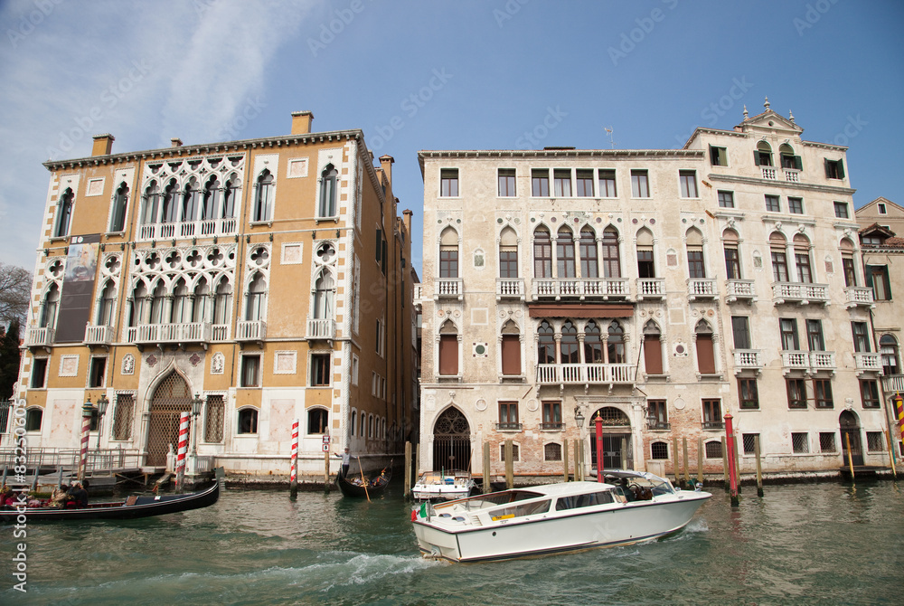 Plaisance devant les façades de Venise
