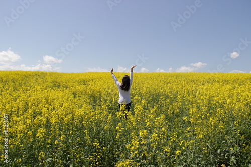 Fényképezés yellow field and girl