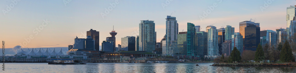 Naklejka premium Vancouver BC City Skyline z Stanley Park o wschodzie słońca