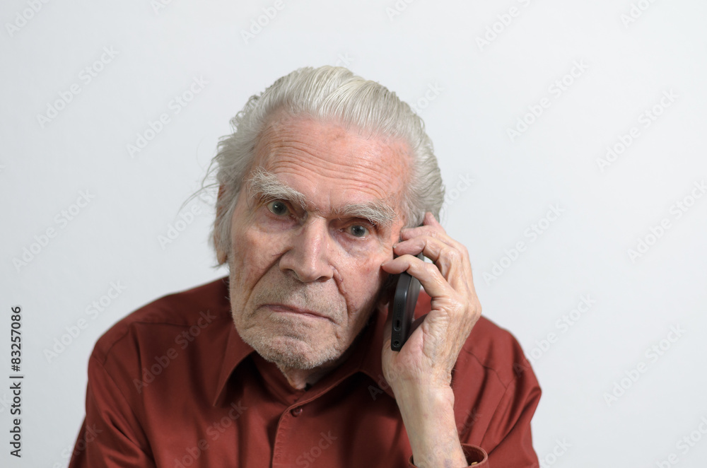 Älterer Mann telefoniert mit seinem Handy Älterer Mann telefoniert mit seinem Handy