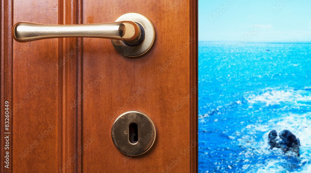 Obraz premium Sea beyond the door