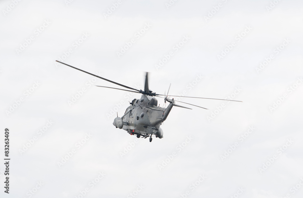 Fototapeta premium Militärhubschrauber in der Luft