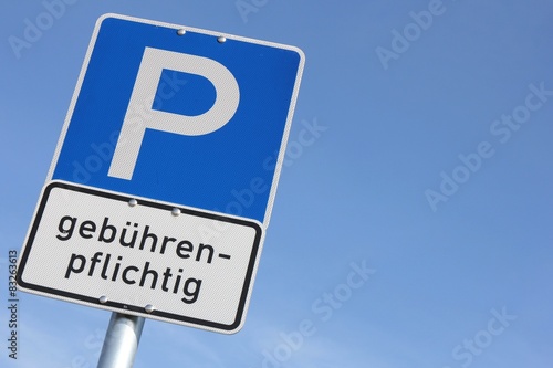 Deutsches Verkehrszeichen: gebührenpflichtiger Parkplatz