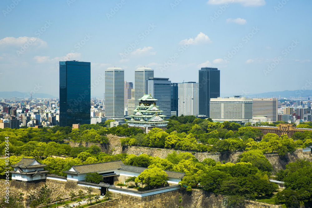 Fototapeta premium Świeży zielony zamek i budynki w Osace