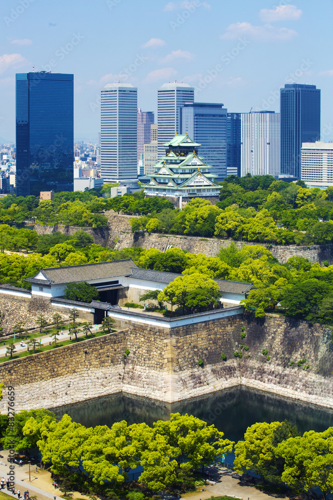 Obraz premium Świeży zielony zamek i budynki w Osace