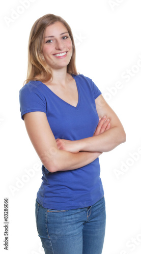 Junge deutsche Frau im blauen Shirt mit verschränkten Armen