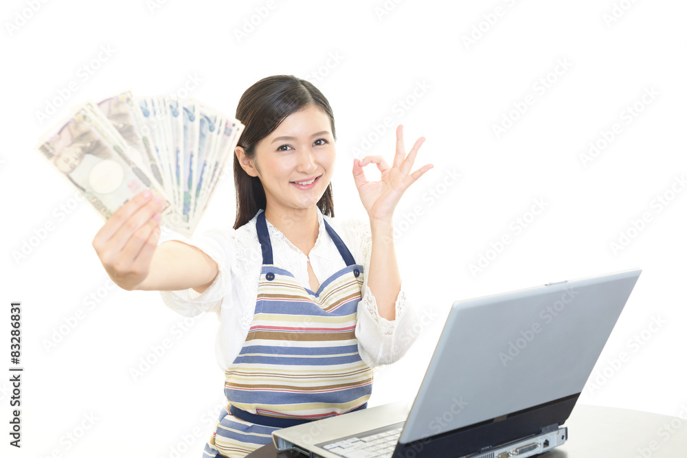 紙幣を持つ女性