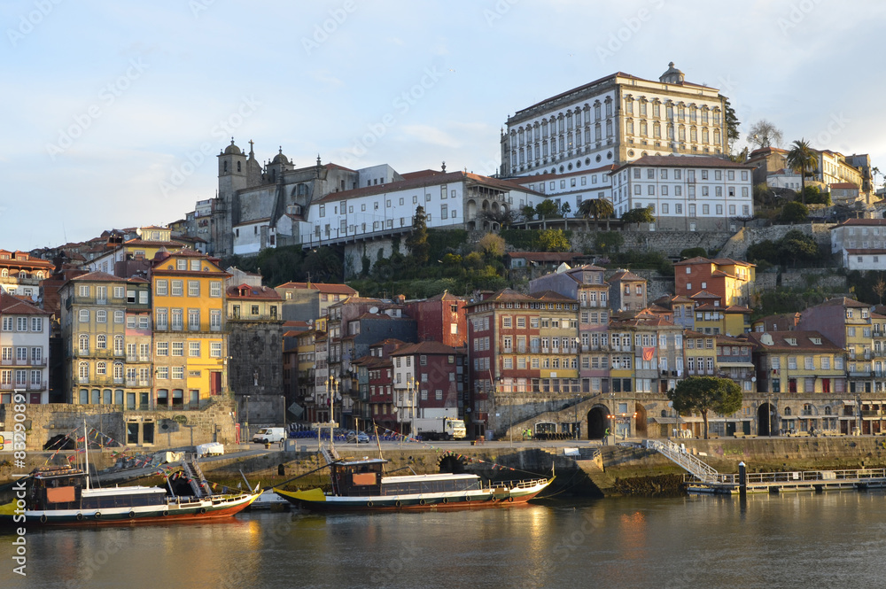 Altstadt am Douro im ersten Morgenlicht, Porto