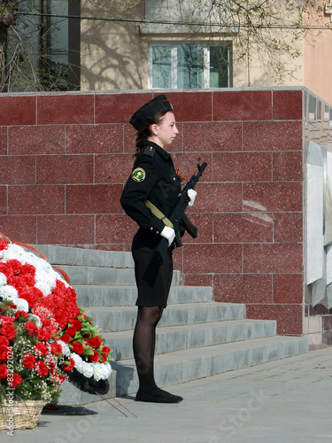 Tableau sur toile cadet with a gun on watch at the eternal flame