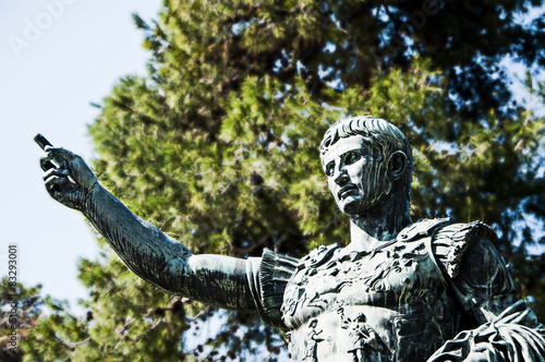 Foto statua di giulio cesare nella citta' di fano