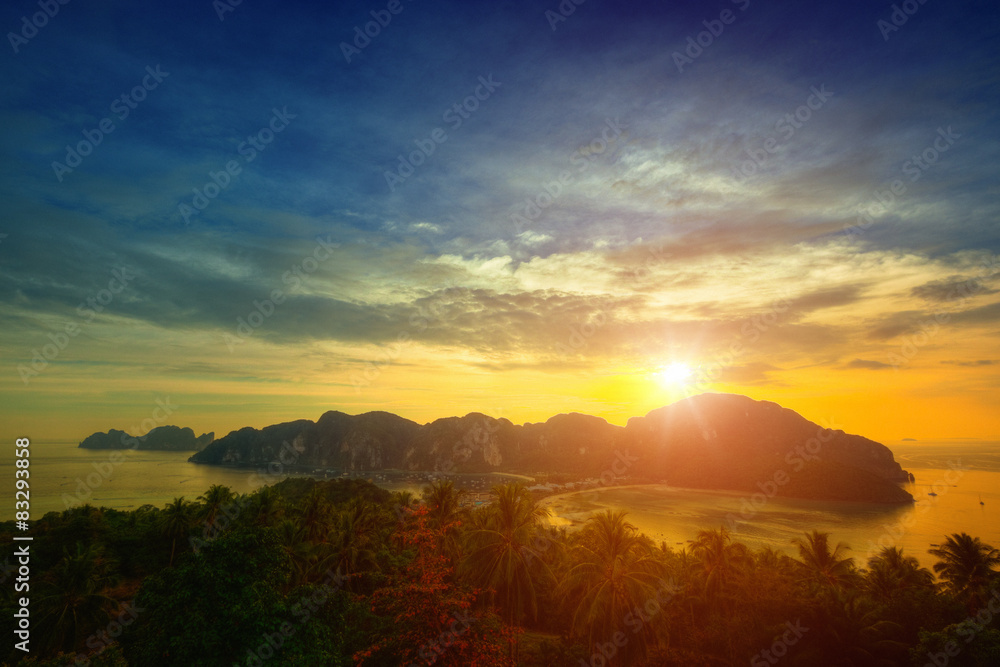 Obraz premium Sunset in Phi Phi Island in Thailand
