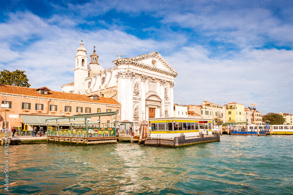 Station de vaporetti et église sur le Grand Canal à Venise 
