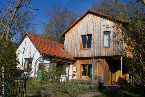 Idyllisches Holzhaus als Anbau eines Wohnhauses  © Nicolette Wollentin