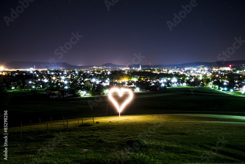 Herzförmige Lichtinstallation ziert Neumarkter Nacht