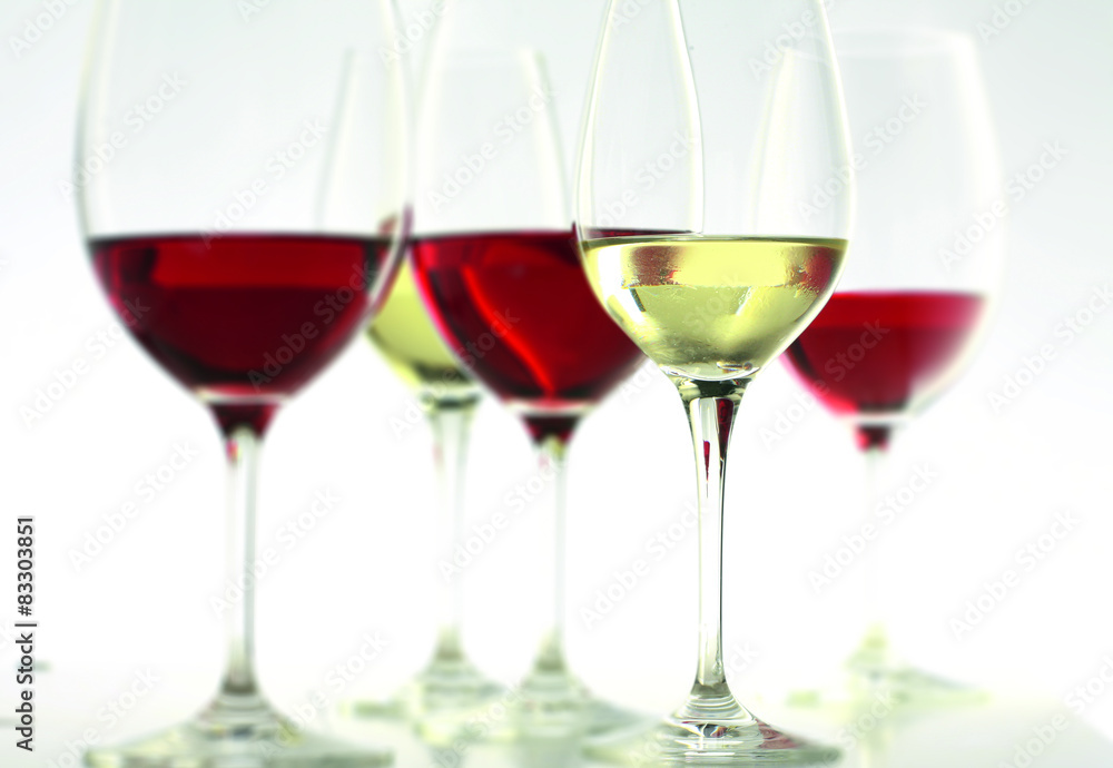 Rotwein und Weißwein im Glas