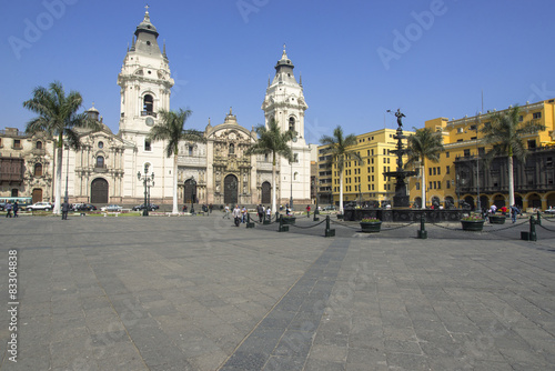 ペルー旧市街アルマス広場のカテドラル © san724