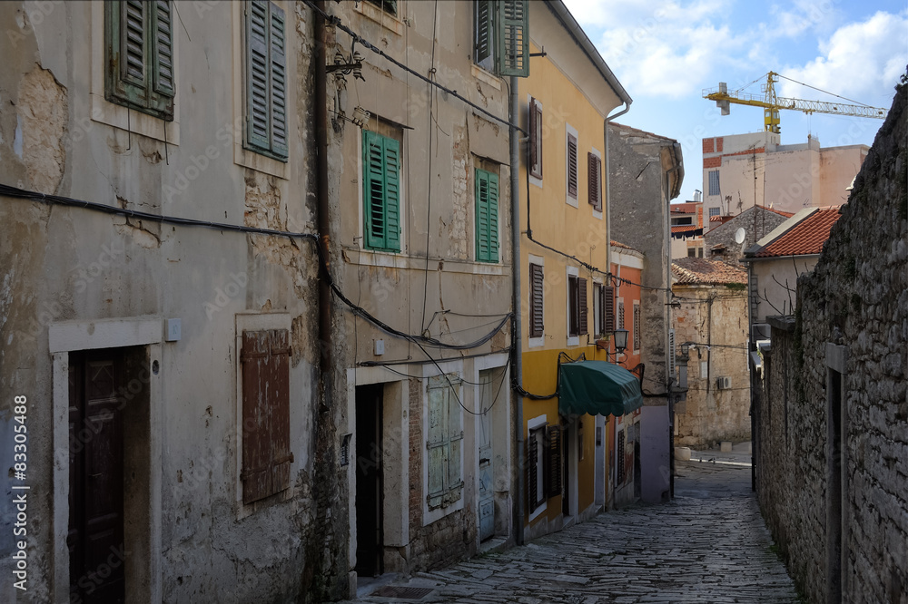 Alte Gasse in Pula in Istrien